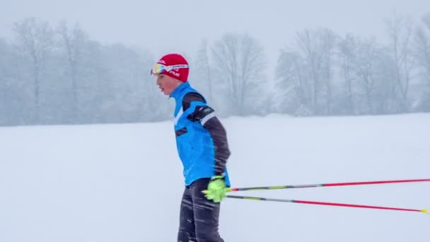 Menino Está Tendo Uma Prática Esqui Cross Country Parece Muito — Vídeo de Stock