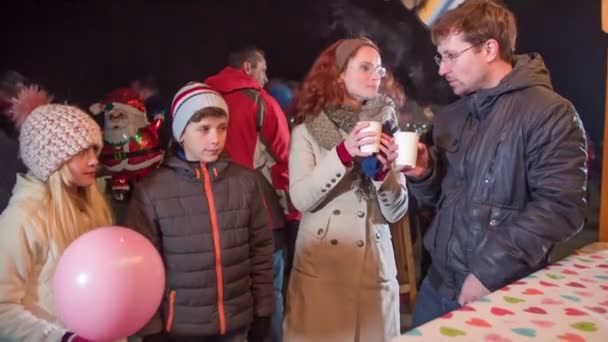 Mama Tata Ich Dzieci Cieszą Się Czasem Spędzonym Jarmarku Rodzice — Wideo stockowe