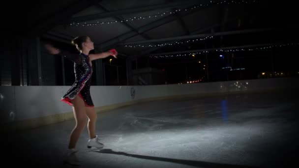 这个有才华的年轻花样滑冰选手在冰上完成了她的表演 — 图库视频影像