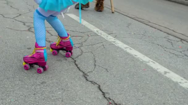 Kobieta Niebieskiej Sukience Jeździ Wrotkach Między Tłumem Należy Grupy Cukierni — Wideo stockowe