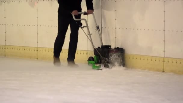 Ένας Άντρας Ετοιμάζει Τον Πάγο Στο Παγοδρόμιο Ώστε Είναι Έτοιμος — Αρχείο Βίντεο