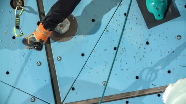 Hombre Que Está Escalando Pared Gimnasio Debe Usar Zapatos Especiales — Vídeos de Stock