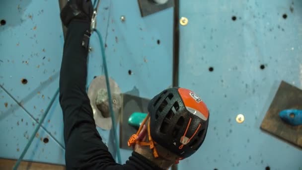 Als Iemand Klimwand Beklimt Moet Men Heel Inventief Zijn Omdat — Stockvideo