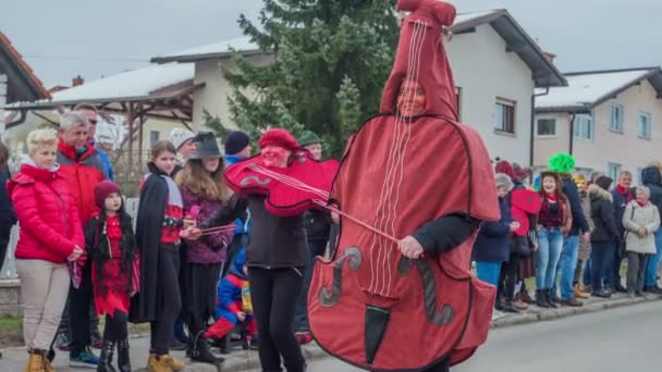 Fröhliche Musikinstrumentenkostüme Bei Einer Parade Gibt Eine Gitarre Eine Geige — Stockvideo