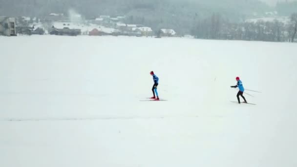 Viele Menschen Üben Freien Skilanglauf Luftaufnahme — Stockvideo