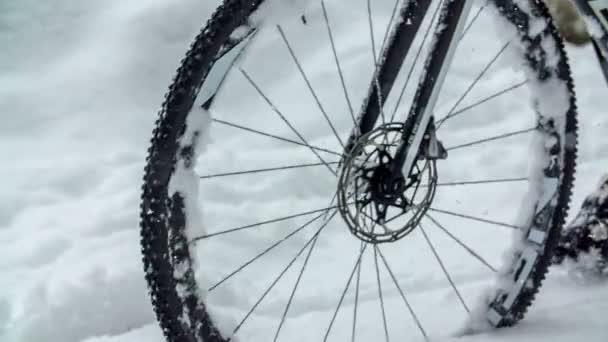 Sportsman Cyling Deep Snow Extreme Very Dangerous Sports — Stock Video