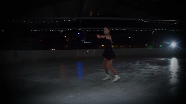一个小女孩正在冰上做漂亮的旋转 她在冰上表演得非常棒 — 图库视频影像