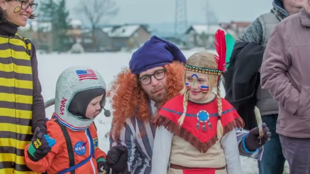 Tatuś Dziwnie Się Zachowuje Jego Dzieci Się Uśmiechają Wszyscy Oglądają — Wideo stockowe