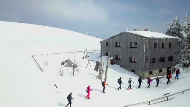 Gruppo Persone Salito Alla Baita Montagna Inverno Neve Ovunque Colpo — Video Stock