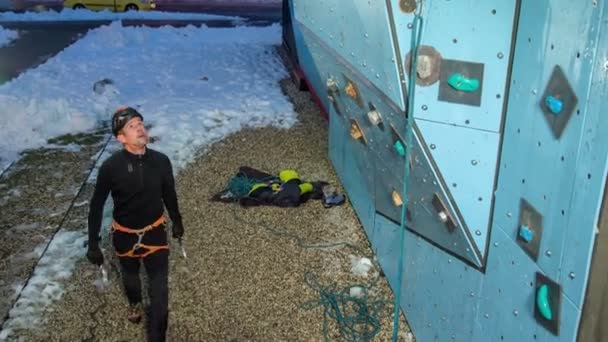 Homem Está Andando Frente Parede Escalada Ele Está Prestes Subir — Vídeo de Stock