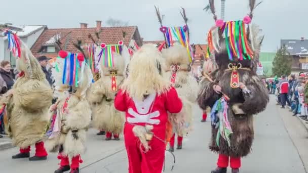 Kurentes Todos Los Tamaños Edades Están Pie Lugar Están Sonando — Vídeos de Stock