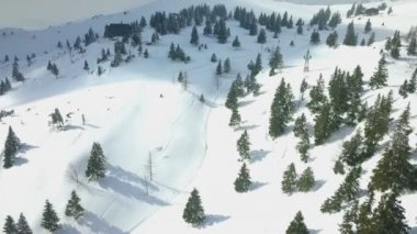 Dağlarda inanılmaz karlı doğa var. Hava görüntüsü. Kış geldi ve her şey yolunda..