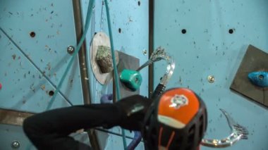 Tırmanmak çok tehlikeli bir spordur. Çünkü nereye adım atacağınıza dikkat etmeniz gerektiğinde, onun da odaklanması gerekir..