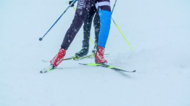 Kayak yaparken çok iyi bir teknik. Kros kayağı alıştırması yapıyorlar..