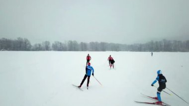 İnsanlar farklı yönlerde kros kayağı yapıyorlar. Soğuk bir kış günü..