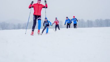 Bir kış günü beş kişi kros kayağı yapıyor. Düzenli bir seans yapıyorlar. Soğuk bir kış günü..