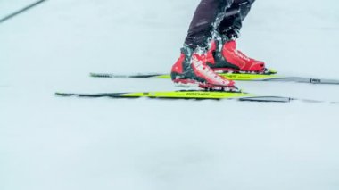 Bu kişi kros kayağı yaparken çok ünlü bir kayak botu giyiyor. Soğuk ve karlı bir kış günü..