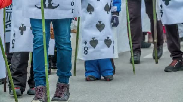 Jong Oud Zijn Gekleed Kaarten Kostuums Lopen Parade — Stockvideo