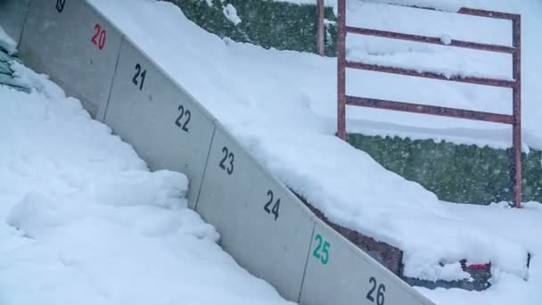 Skidan Hoppar Och Siffrorna Den Det Snöar Och Unga Pojkar — Stockvideo