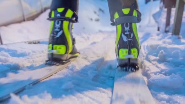 Giovane Saltatore Sta Scendendo Dalla Pista Poi Decolla Vola Mucchio — Video Stock