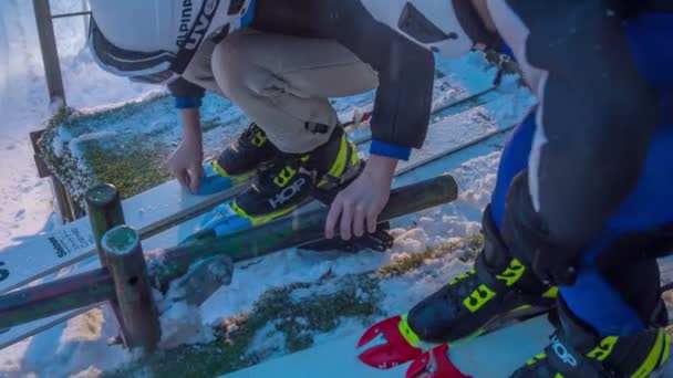 Dos Jóvenes Están Poniendo Esquís Sus Pies Están Empezando Práctica — Vídeo de stock