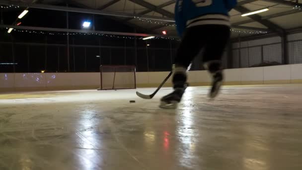 Les Gars Jouent Hockey Sur Glace Avec Équipe Ils Entraînent — Video