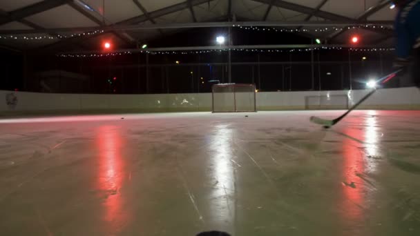 Iluminación Pasillo Sigue Cambiando Cuando Jugador Hockey Practica Hielo — Vídeos de Stock
