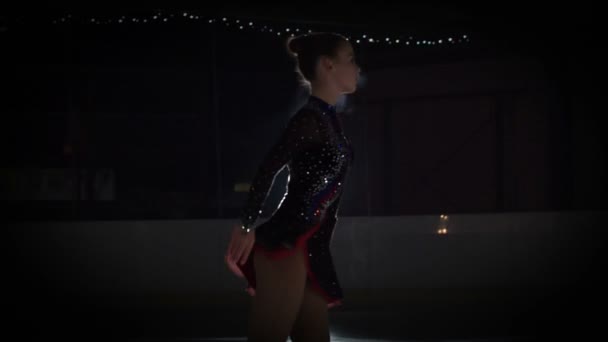 若いパフォーマーは氷の上で彼女の時間を愛し 彼女は本当にスケートを楽しんでいます — ストック動画