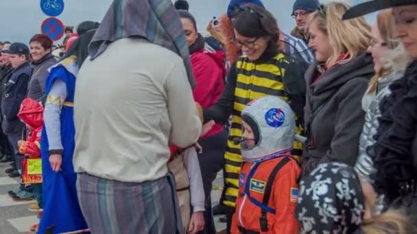 Uno Degli Uomini Vestiti Egiziani Afferra Signora Vestita Ape Corrono — Video Stock