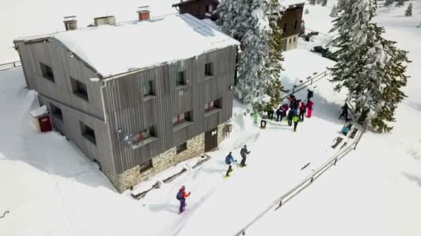 Gruppo Escursionisti Arrivato Con Successo Cima Alla Montagna Avvicinato Alla — Video Stock