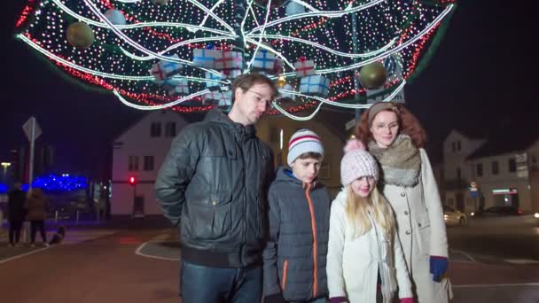 Une Famille Prend Une Photo Devant Sapin Noël Qui Est — Video