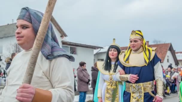 Kurents Zbierają Również Chusteczki Podczas Parady Bardzo Głośne Dzwonkami Wokół — Wideo stockowe