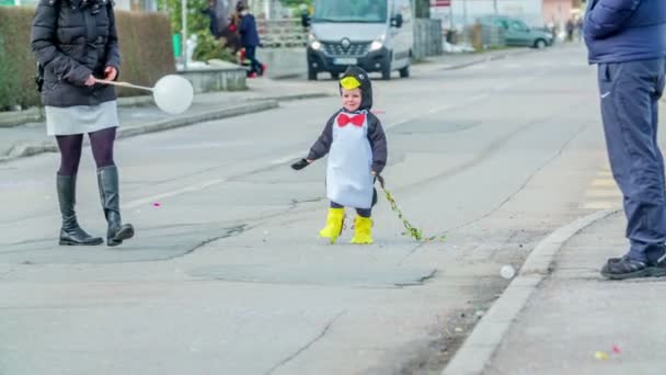 Die Kinder Tragen Verschiedene Kostüme Und Genießen Das Fest Wird — Stockvideo