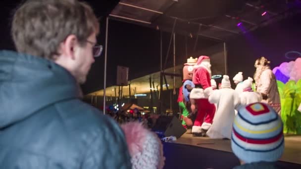 Papai Noel Feliz Seus Amigos Estão Dançando Palco — Vídeo de Stock