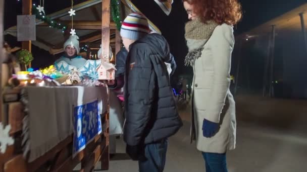 Kinderen Hun Ouders Kopen Kerstcadeaus Een Kerststalletje — Stockvideo