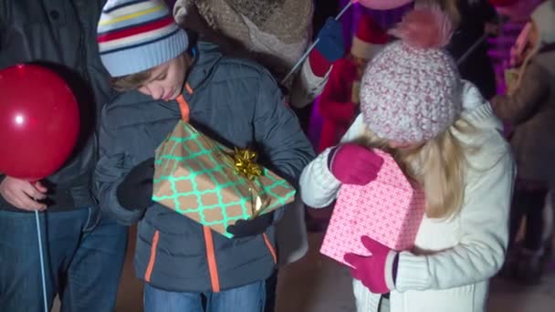 Dos Niños Están Abriendo Lentamente Regalos Son Curiosos Que Hay — Vídeos de Stock