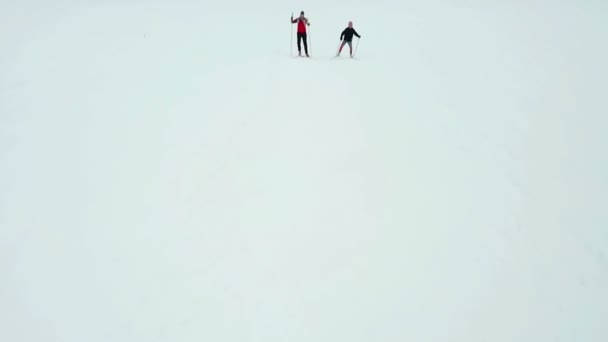 Det Vinter Och Två Personer Åker Längdskidor Det Väldigt Kallt — Stockvideo
