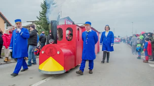 Ένα Κόκκινο Τρένο Οδηγεί Μεταξύ Του Πλήθους Και Τρεις Αγωγοί — Αρχείο Βίντεο