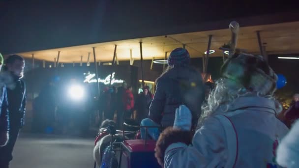 Kürk Şapkalı Noel Baba Onu Görmeye Gelen Çocuklara Sallıyor Atların — Stok video