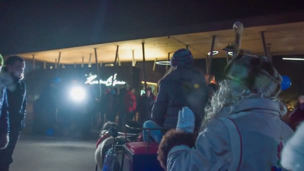 Bapa Natal Dengan Topi Bulu Melambaikan Tangan Pada Anak Anak — Stok Video