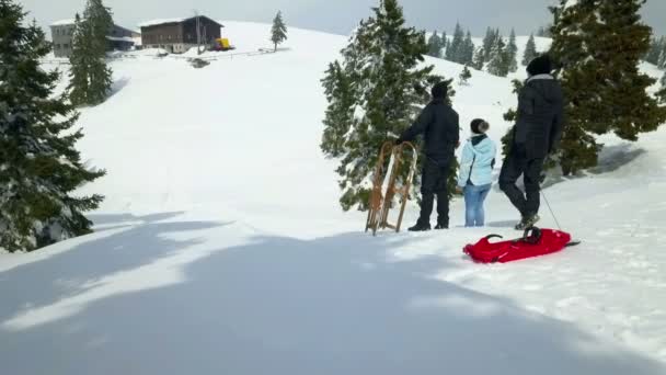 Drie Mensen Staan Top Van Heuvel Ergens Bergen Observeren Een — Stockvideo