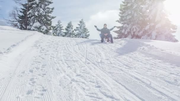 一个雪橇上有一个男人和一个女人很快乐 因为他们在雪地上过冬 这是一个非常好的冬天 — 图库视频影像