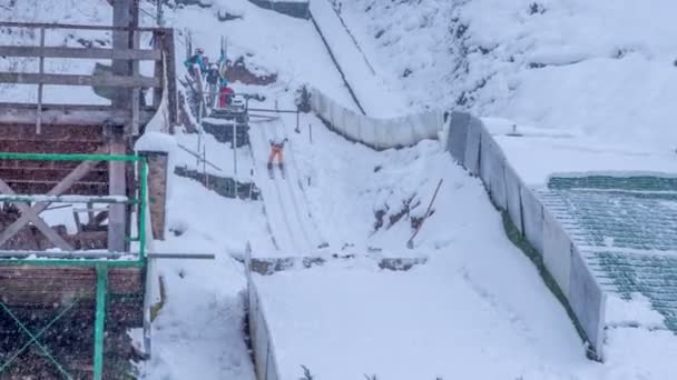 Стрибок Лижах Переходить Від Впускної Позиції Позиції Польоту Нього Тренування — стокове відео