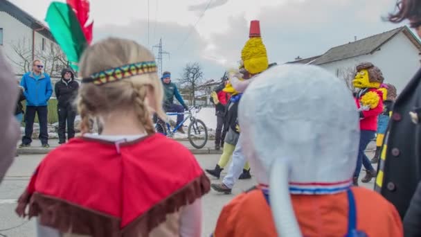 Die Nächste Gruppe Von Menschen Die Zwischen Den Menschenmassen Wandelt — Stockvideo