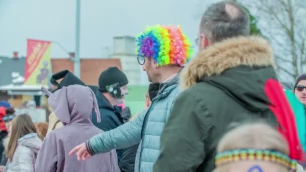 Auch Erwachsene Tragen Beim Fasching Lustige Kostüme — Stockvideo