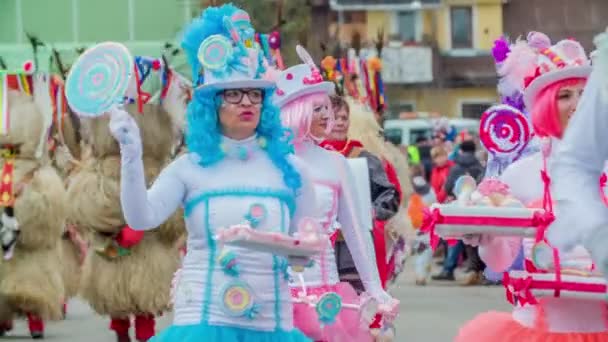 Frauen Sind Als Bonbons Verkleidet Und Laufen Einer Parade — Stockvideo