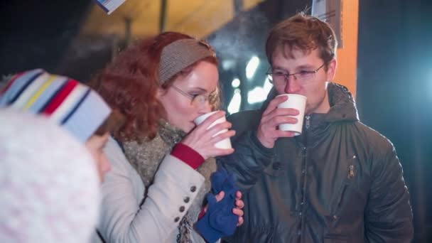 Två Vuxna Dricker Långsamt Glögg Julmarknad Och Glada — Stockvideo