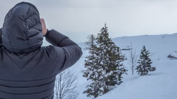 Ein Mann Trägt Eine Winterjacke Und Einen Kapuzenpullover Über Dem — Stockvideo
