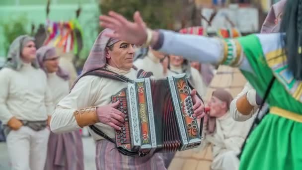 Jest Kilku Mężczyzn Festiwalu Ubrani Cygańskie Kostiumy Jeden Nich Gra — Wideo stockowe