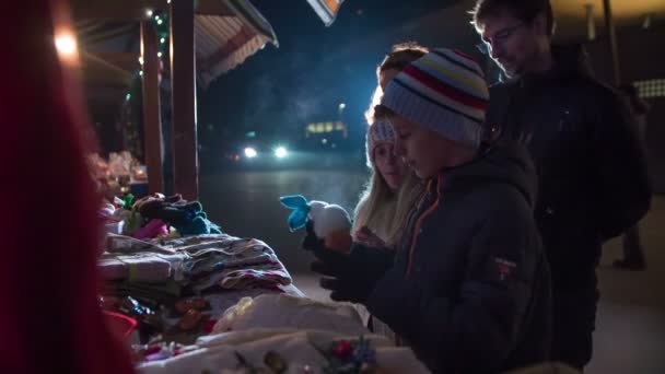 Діти Прагнуть Купити Кілька Речей Різдвяному Ярмарку Особа Яка Продає — стокове відео